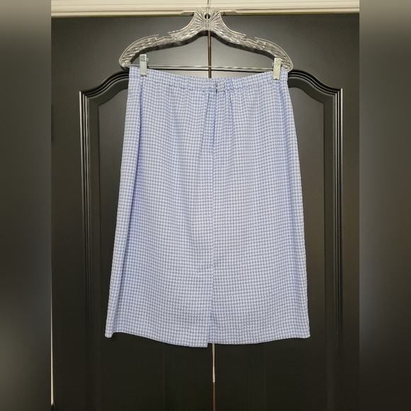 Short sleeve suit jacket with matching skirt - Picture 4 of 9